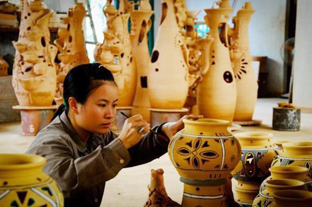 Các làng nghề hoạt động hiệu quả tạo nhiều việc làm, nâng cao thu nhập cho người lao động.