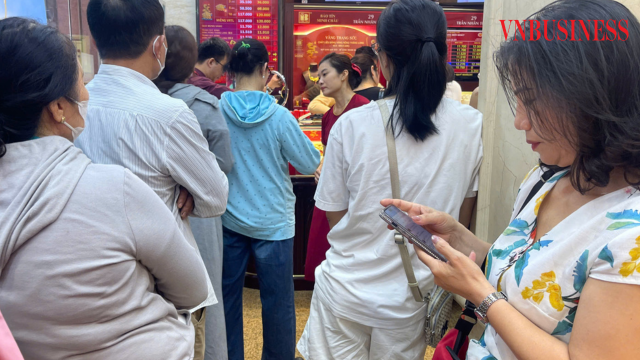 Bên trong tiệm vàng, khách hàng xếp hàng dài chờ mua.
