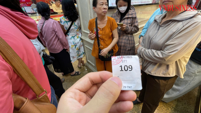 Sau một giờ, vé chờ đã vượt quá 100 người.