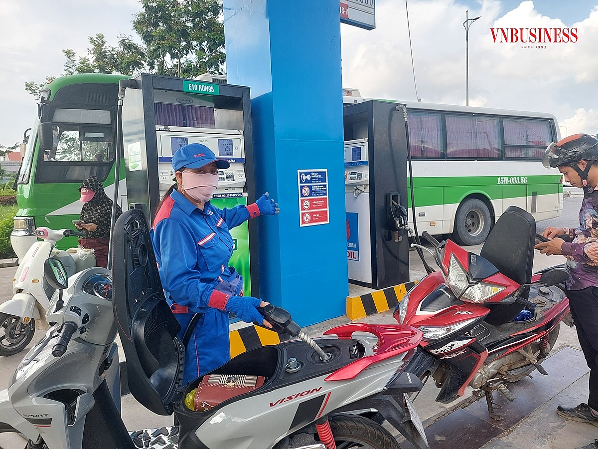 Tại khu vực bán xăng E10 RON95 cây xăng Tân Dương đông khách hàng đứng đợi để đổ xăng.