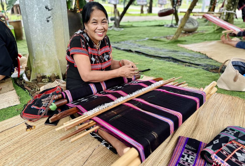 HTX Dệt thổ cẩm A Co giúp cải thiện sinh kế cho phụ nữ dân tộc thiểu số ở địa phương.