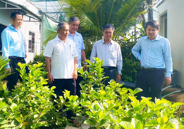 Phó Chủ tịch UBND tỉnh- Châu Văn Hòa khảo sát hoạt động sản xuất, kinh doanh của HTX Dịch vụ nông nghiệp Tân Phú.