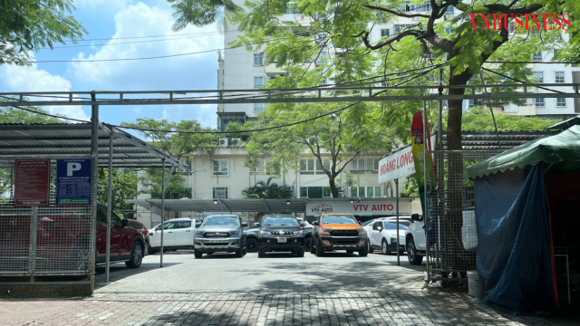 Hàng dãy ô tô cũ xếp ngay ngắn trong kho tập kết.