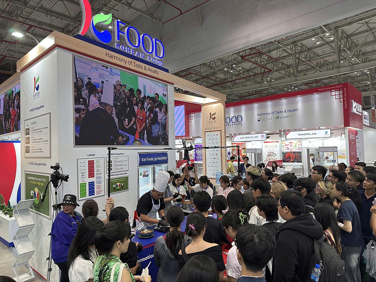 Các hoạt động tại khu gian hàng Hàn Quốc diễn ra sôi nổi và hấp dẫn.