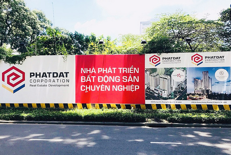 Tính đến ngày 30/6/2025, lượng tiền mặt và tiền gửi ngân hàng của Phát Đạt chỉ còn 125 tỷ đồng, một con số quá khiêm tốn nếu đặt cạnh các chi phí &lpar;nợ thuế, nợ ngắn hạn, nợ vay…&rpar; đang chờ thanh toán.