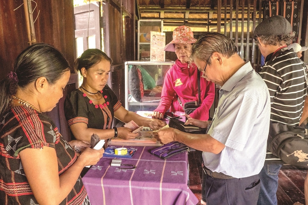 Đồng bào dân tộc thiểu số ở Bến Giằng tăng thu nhập nhờ du khách đến tham quan và mua sắm các sản phẩm truyền thống.