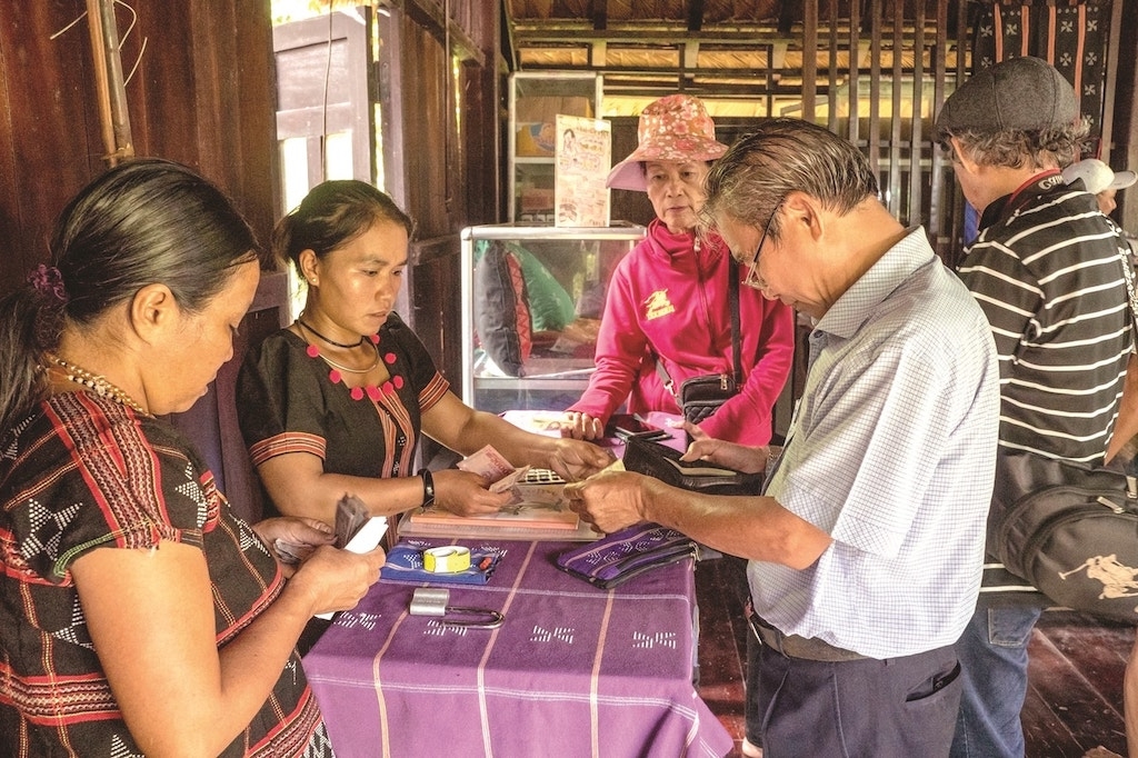 Đồng bào dân tộc thiểu số ở Bến Giằng tăng thu nhập nhờ du khách đến tham quan và mua sắm các sản phẩm truyền thống.