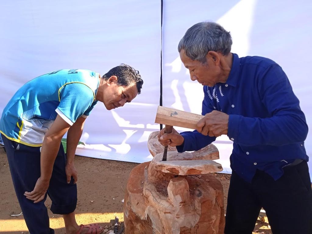 Già Alăng Ró luôn dành tâm huyết của mình vào trong từng bức tượng.