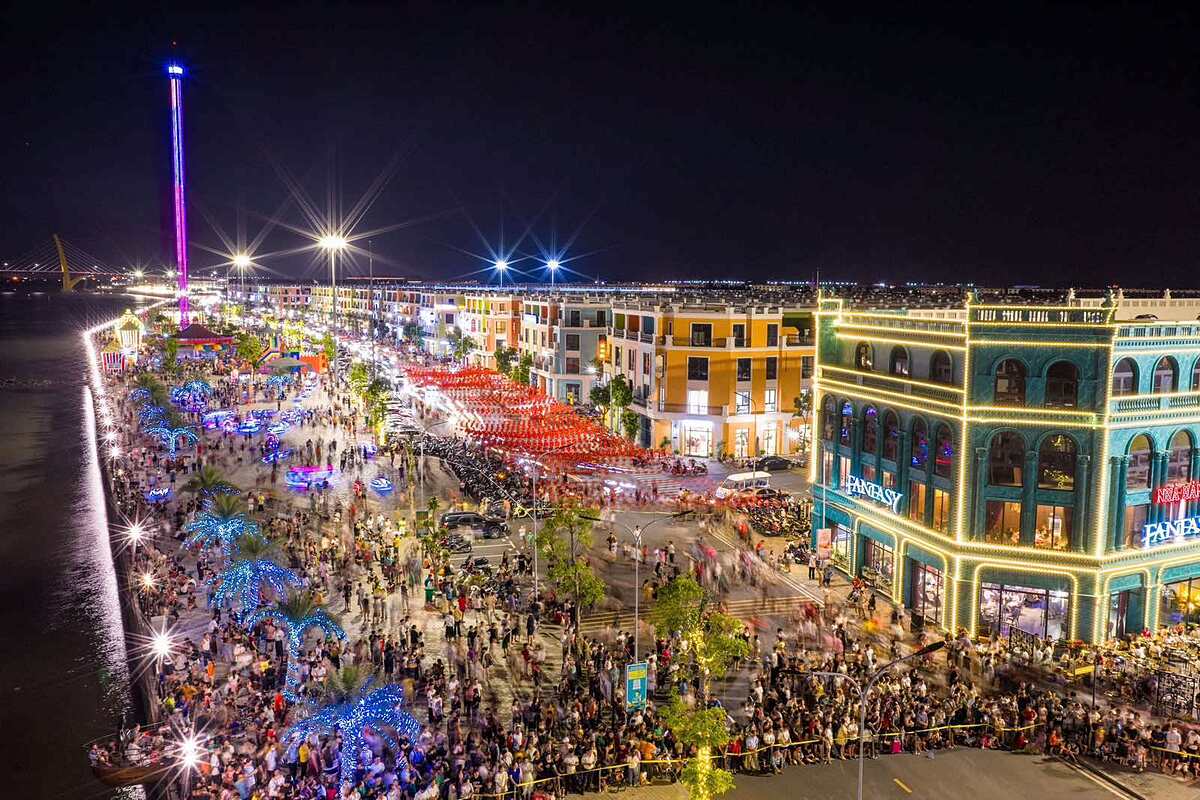 Dòng người tấp nập, minh chứng cho sức hút ngày càng lớn của đảo Vũ Yên trong vai trò trung tâm mới của Hải Phòng.