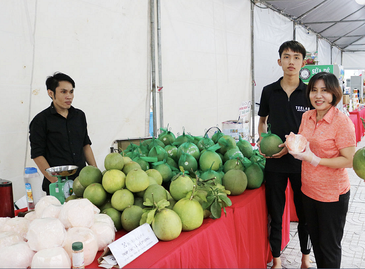 HTX Mỹ Phong tham Phiên chợ OCOP và sản phẩm thương mại.