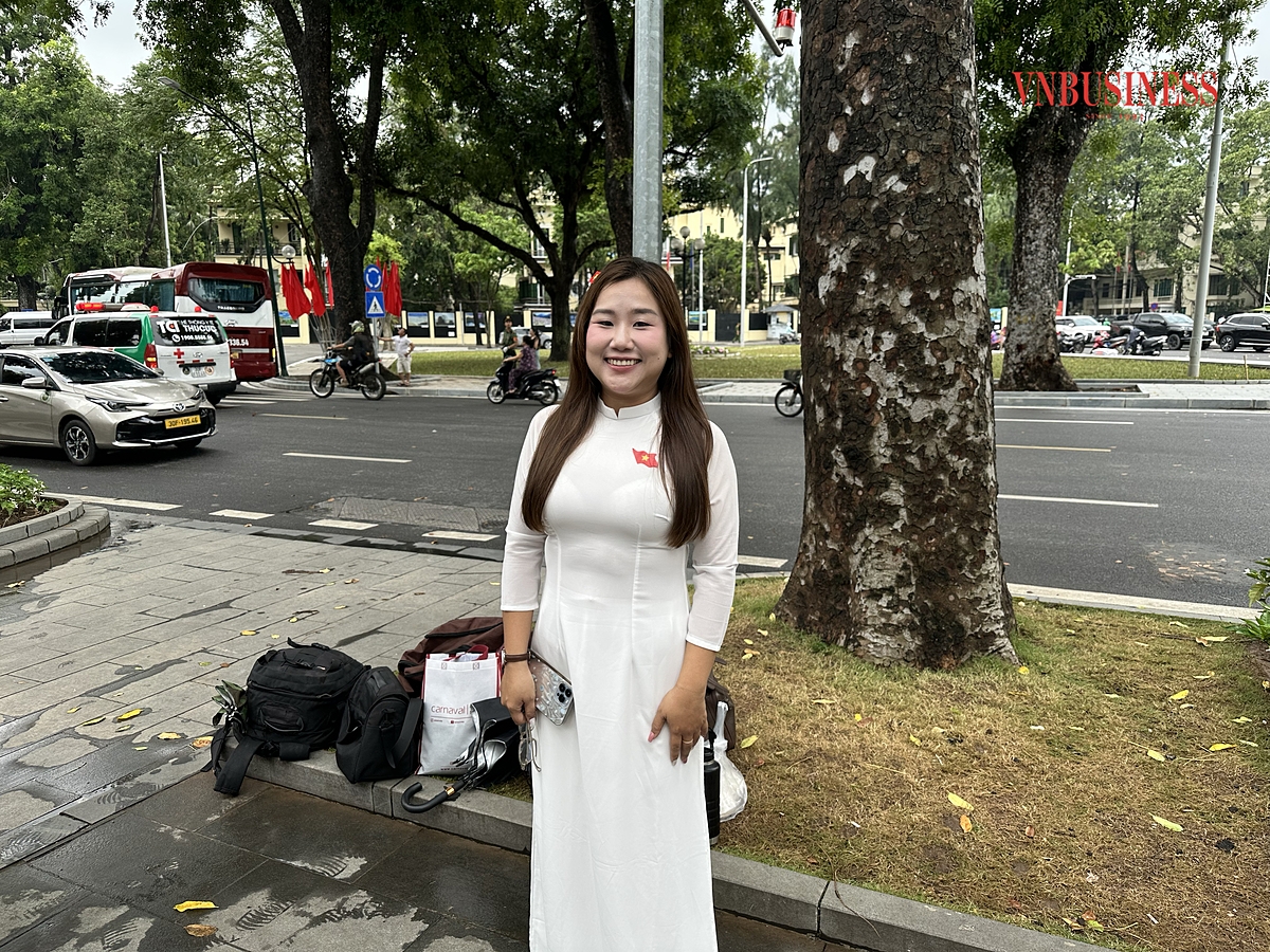 Kim Ngân đến từ TP Cần Thơ không ngại chi tiền để có được bộ ảnh ưng ý nhân dịp kỷ niệm đặc biệt của đất nước.