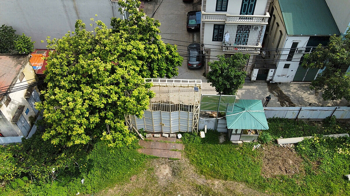 Xung quanh được quây tôn, lối ra vào đóng chặt.