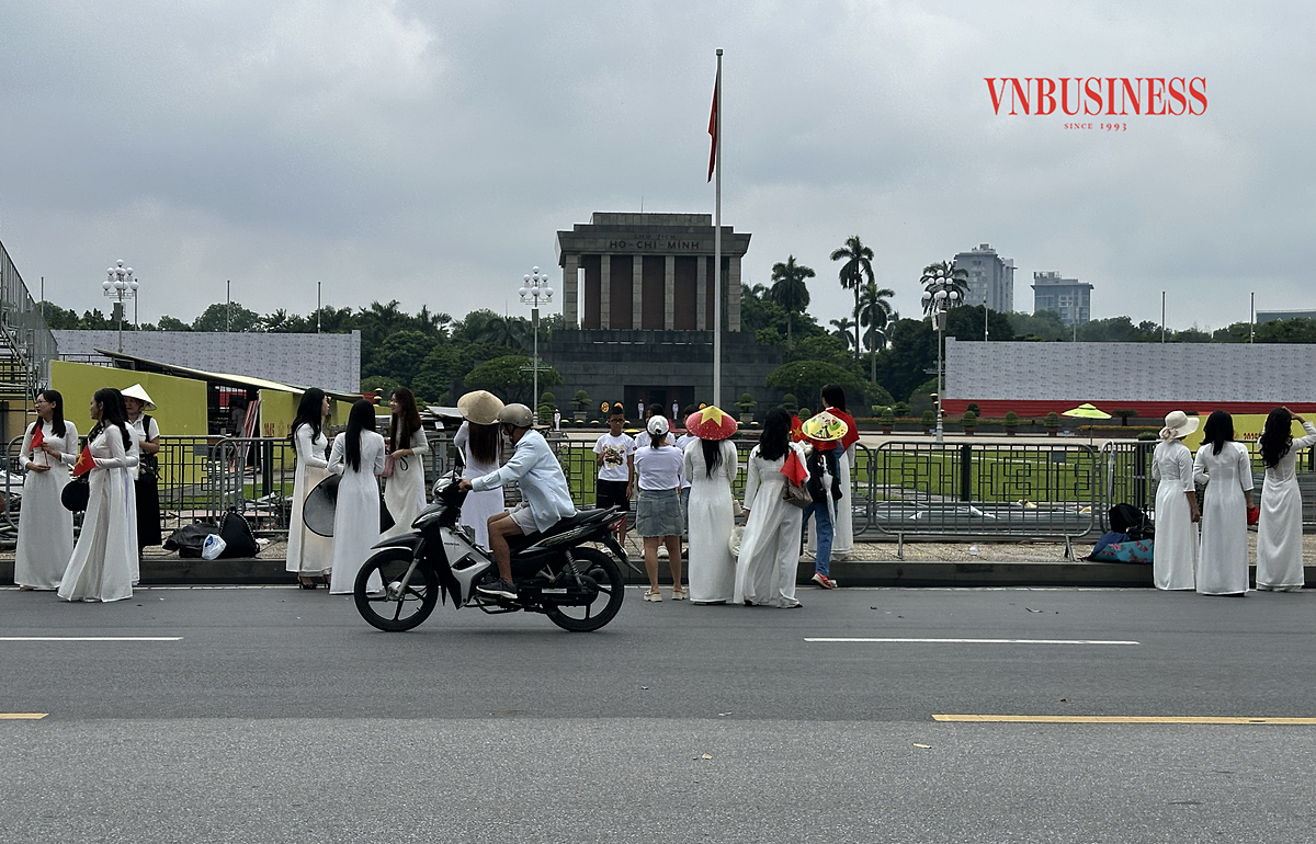 Dù ngày trong tuần nhưng rất đông nàng thơ tại các địa điểm chụp ảnh.