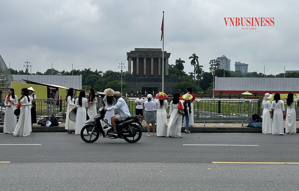 Dù ngày trong tuần nhưng rất đông nàng thơ tại các địa điểm chụp ảnh.