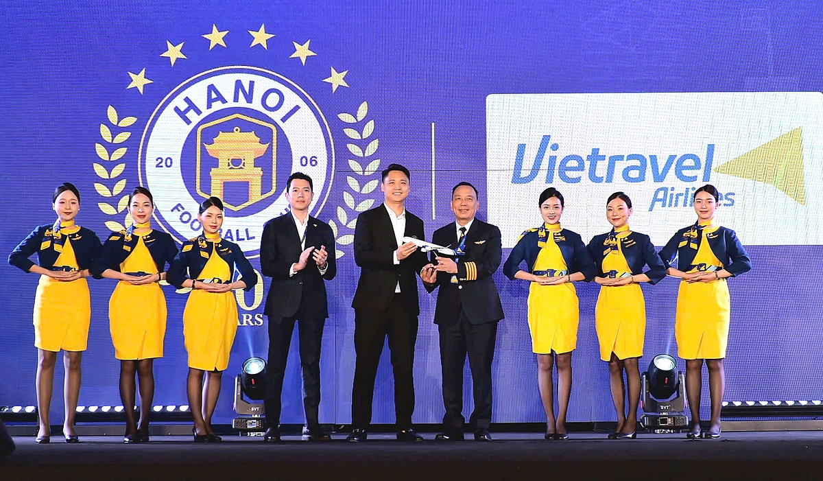 Lãnh đạo Vietravel Airlines và lãnh đạo Hanoi FC tặng quà lưu niệm, đánh dấu cột mốc quan trọng trong chặng đường hợp tác của hai đơn vị.