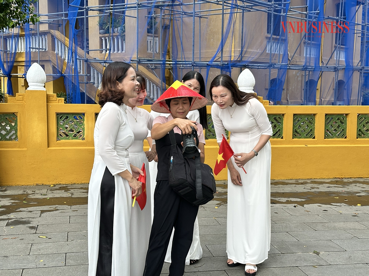 Nhu cầu chụp ảnh kỷ niệm mừng đại lễ của đất nước kéo theo cơ hội kinh doanh mùa vụ cho nhiều ngành nghề.