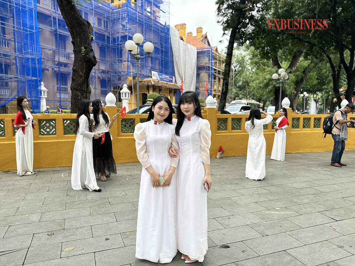 Phương và Trang lựa chọn tự trang điểm và chụp ảnh.