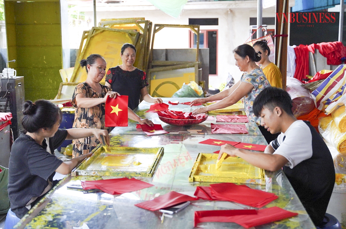 Cách trung tâm Thủ đô Hà Nội khoảng 30km, thôn Từ Vân, xã Chương Dương, TP Hà Nội &lpar;xã Lê Lợi, huyện Thường Tín trước đây&rpar; đã có khoảng 80 năm hình thành và phát triển nghề truyền thống may, thêu cờ Tổ quốc.