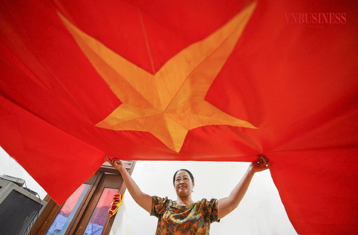 Với người dân làng Từ Vân, nghề may thêu cờ Tổ quốc không chỉ là kế sinh nhai, mà còn là niềm vinh dự lớn lao. Mỗi lá cờ được làm ra đều gửi gắm trong đó niềm tự hào, bởi họ đang góp phần gìn giữ và lan tỏa một biểu tượng thiêng liêng của dân tộc. Anh Tú