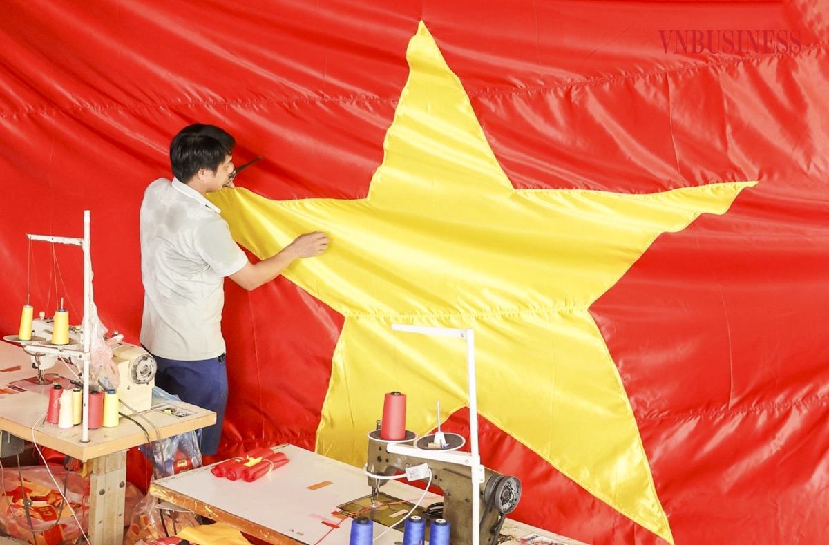 Cứ mỗi dịp cận kề các ngày lễ lớn của đất nước, các xưởng may trong làng lại đỏ rực sắc cờ. Tiếng máy khâu rộn ràng, nhịp tay thợ thoăn thoắt, không khí sản xuất nhộn nhịp suốt ngày đêm để kịp cung ứng những lá cờ Tổ quốc tung bay khắp mọi miền đất nước.