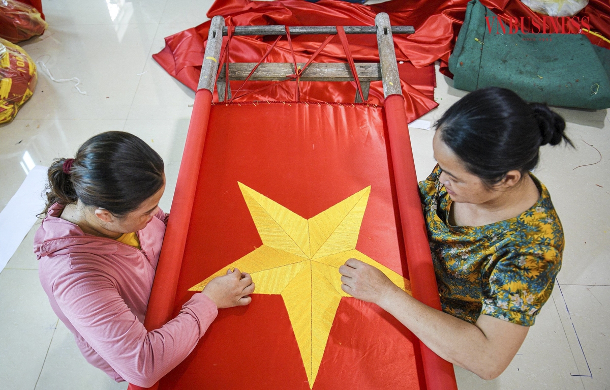 Để hoàn thành một lá cờ Tổ quốc tưởng chừng đơn giản, nhưng lại có những chuẩn mực riêng, tuy không đòi hỏi kỹ thuật quá phức tạp, song rất cần sự tỉ mỉ, khéo léo trong từng đường kim mũi chỉ. Và để gìn giữ nghề, không thể thiếu những người thợ vừa lành nghề vừa đầy tâm huyết.