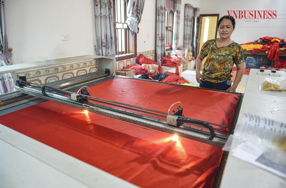 “Từ khâu cắt vải với nhiều kích thước, in hình ngôi sao, cho đến thêu và may hoàn thiện… mỗi công đoạn đều được chúng tôi thực hiện rất tỉ mỉ, đầy tâm huyết. Mỗi lá cờ là kết tinh của công sức và niềm tự hào của người dân làng nghề Từ Vân”, chị Nhung chia sẻ.