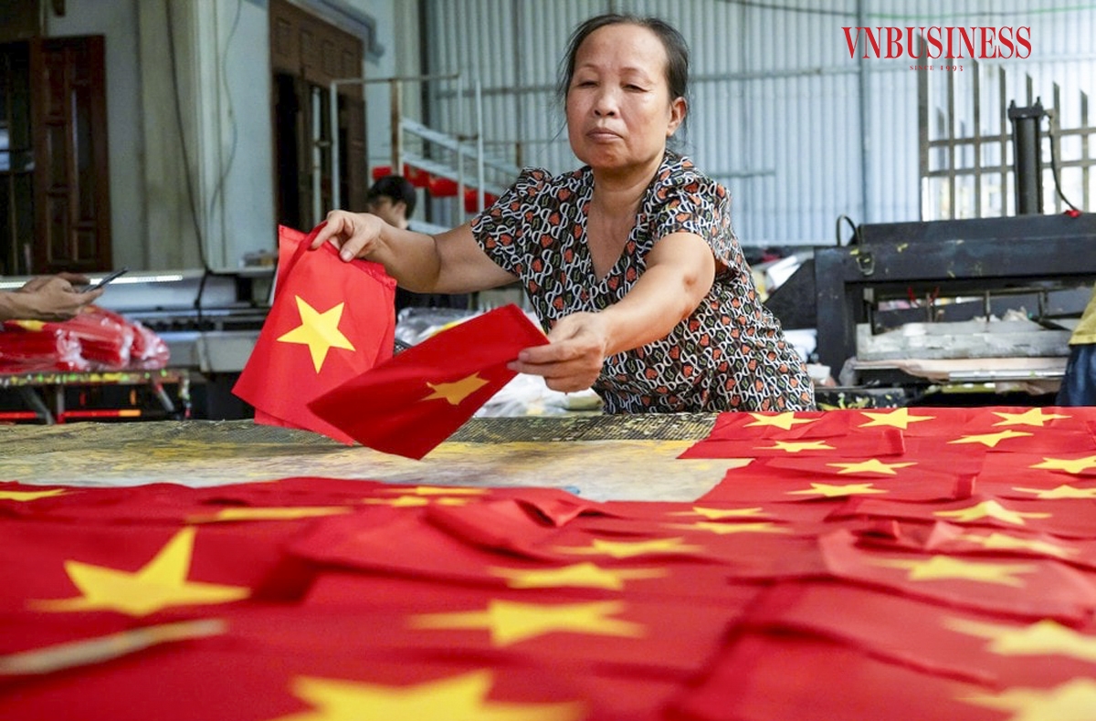 Những lá cờ từ đôi tay của người thợ nơi đây không chỉ bền đẹp theo thời gian, mà còn chứa chan niềm tự hào dân tộc. Đó cũng là niềm tin để nghề may cờ Tổ quốc của làng Từ Vân trường tồn cùng năm tháng.