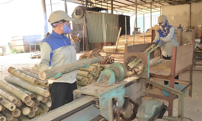 Tham gia vào các HTX chế biến lâm sản giúp nhiều hộ dân xã Phú Nghiêm nâng cao thu nhập.