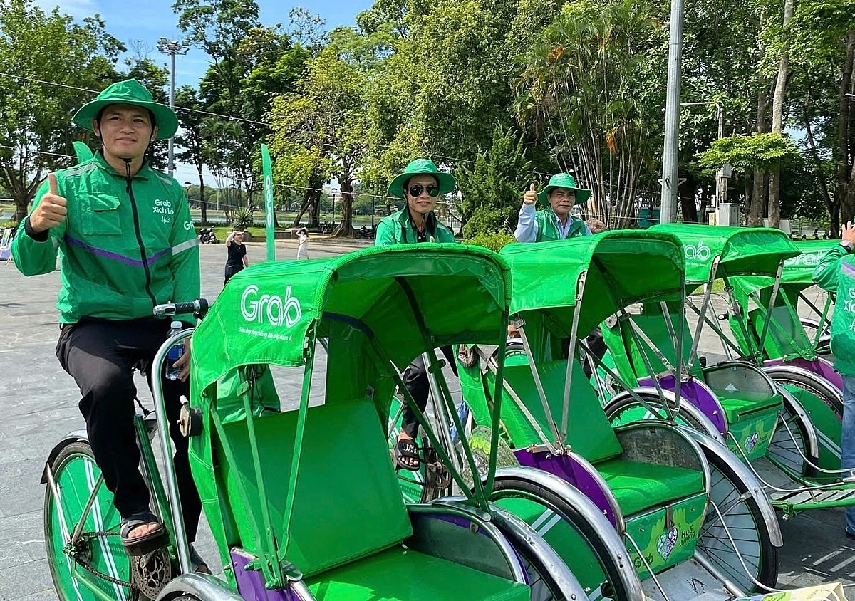 Chiếc áo mới đối với ngành nghề xích lô truyền thống.