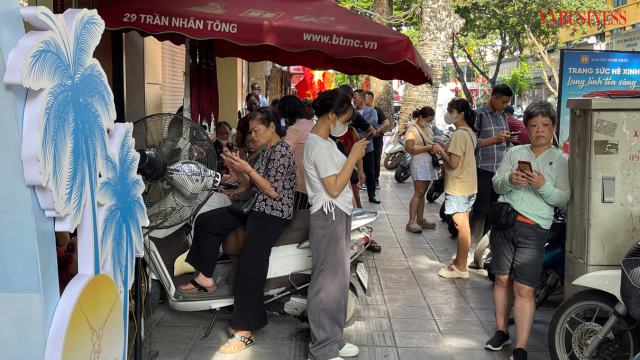 Khách mua tập trung từ sớm, liên tục theo dõi diễn biến giá vàng qua điện thoại.