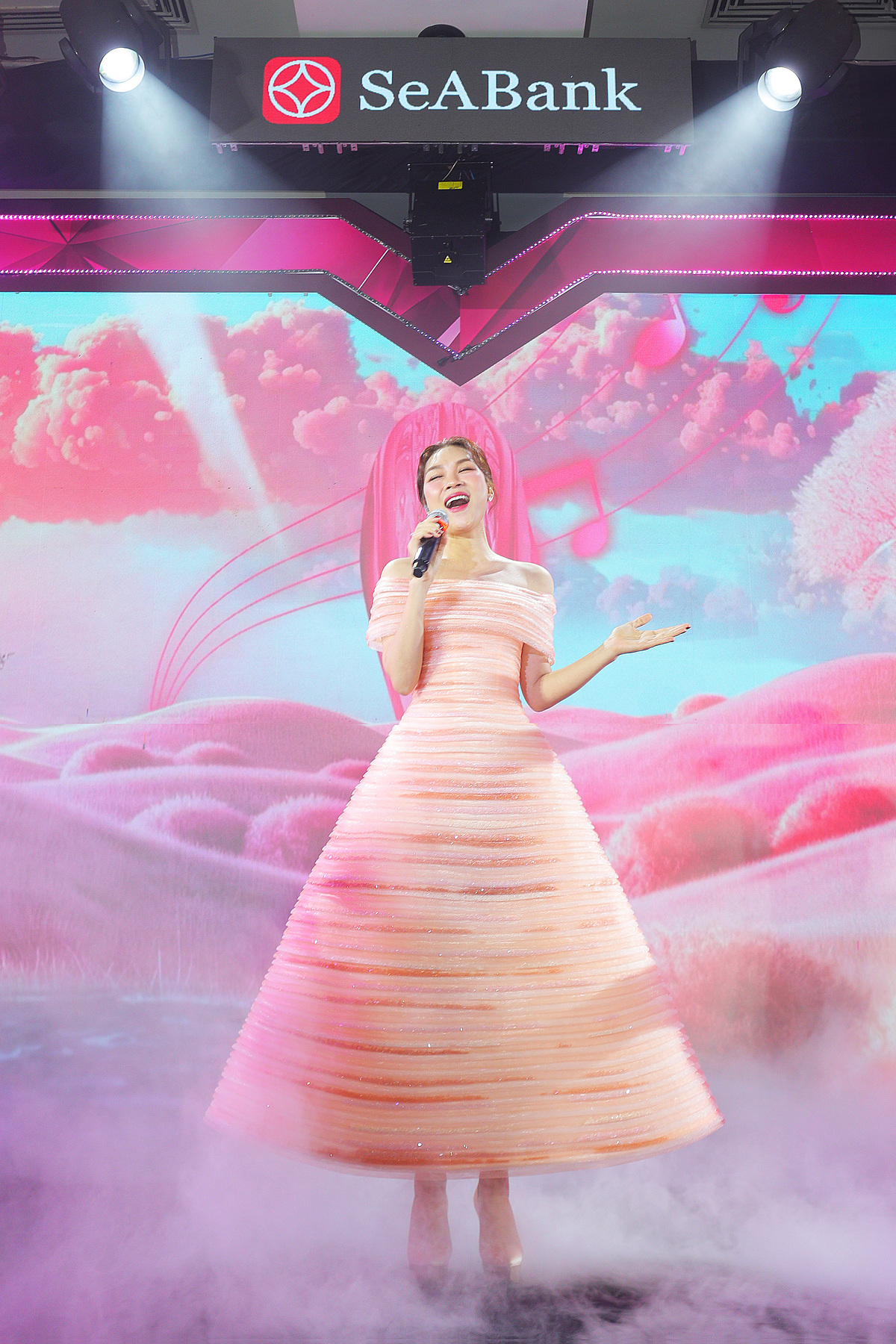 Thẻ Visa SeASoul 2n1 có nhiều chính sách ưu đãi hấp dẫn để người hâm mộ Mỹ Tâm cùng những khách hàng yêu thích âm nhạc, văn hóa nghệ thuật, giải trí an tâm tận hưởng.