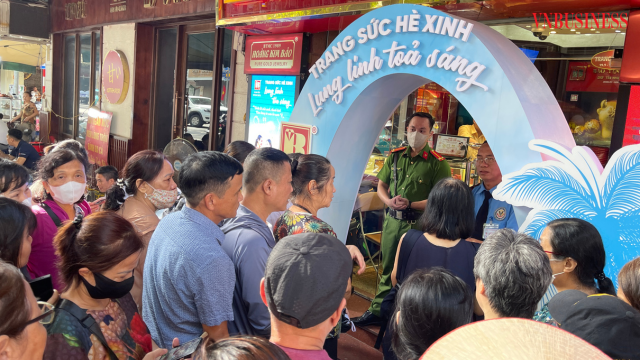 Nhân viên bảo vệ liên tục trấn an lượng khách tập trung đông trước cửa tiệm, nhằm đảm bảo an ninh trật tự.