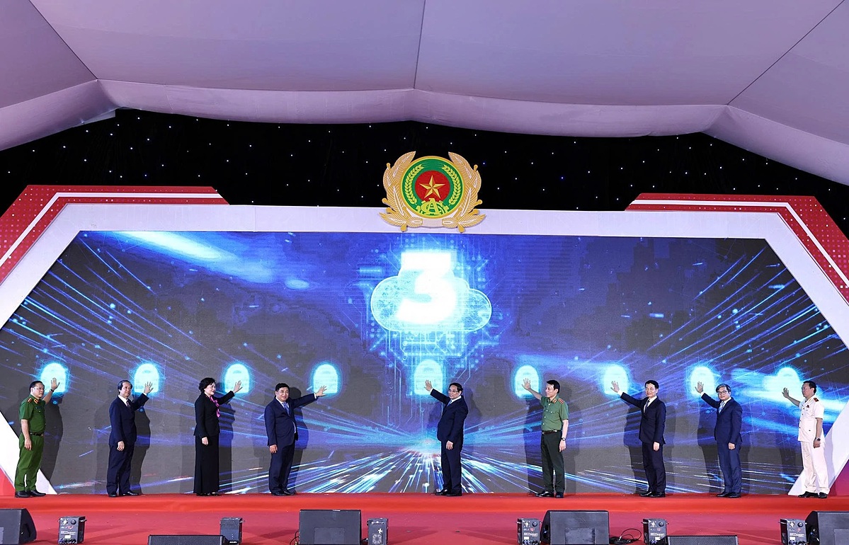 Thủ tướng Phạm Minh Chính và các đại biểu thực hiện nghi thức bấm nút khai trương Trung tâm Dữ liệu quốc gia số 1 và công bố vận hành chính thức Hệ thống cơ sở dữ liệu của Trung tâm Dữ liệu quốc gia. Ảnh: Bộ Công an.