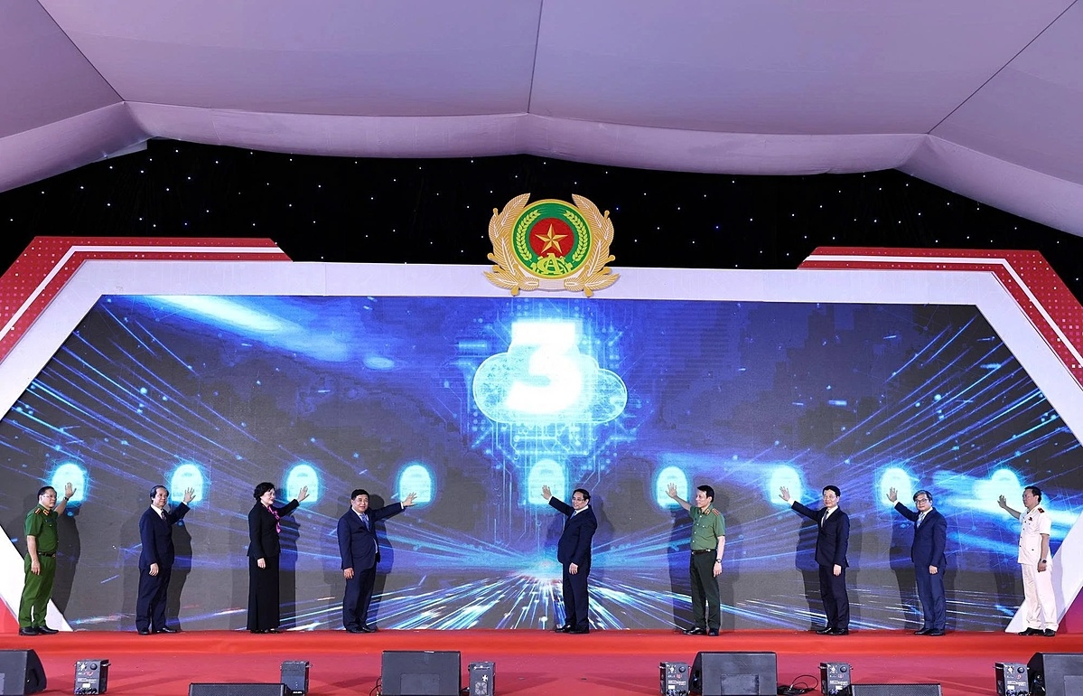 Thủ tướng Phạm Minh Chính và các đại biểu thực hiện nghi thức bấm nút khai trương Trung tâm Dữ liệu quốc gia số 1 và công bố vận hành chính thức Hệ thống cơ sở dữ liệu của Trung tâm Dữ liệu quốc gia. Ảnh: Bộ Công an.
