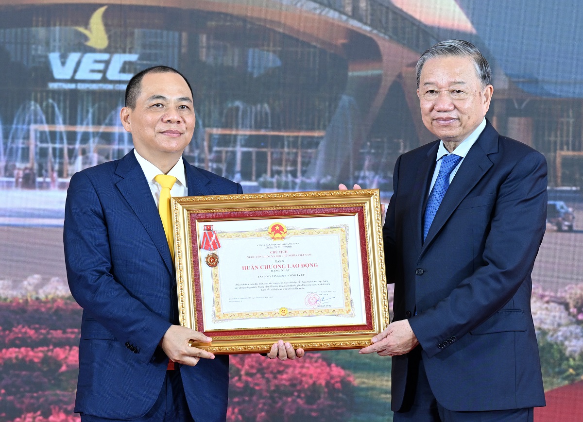 Tổng Bí thư Tô Lâm trao huân chương lao động hạng Nhất cho tập đoàn Vingroup.