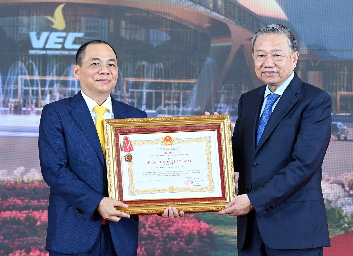 Tổng Bí thư Tô Lâm trao huân chương lao động hạng Nhất cho tập đoàn Vingroup.
