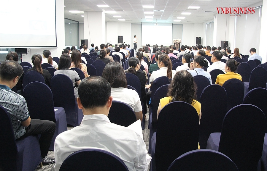 Hơn 100 đại biểu đến từ các HTX có mặt từ rất sớm để tham gia hội nghị tập huấn.