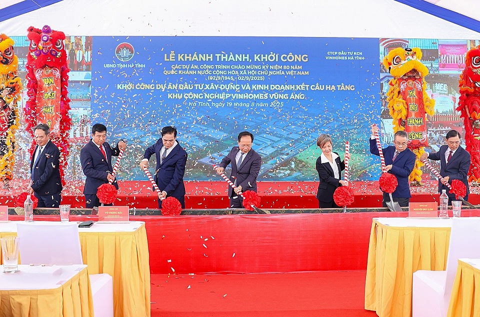 Các đại biểu thực hiện nghi thức khởi công dự án đầu tư xây dựng và kinh doanh kết cấu hạ tầng khu công nghiệp Vinhomes khởi công tại Vũng Áng, Hà Tĩnh.