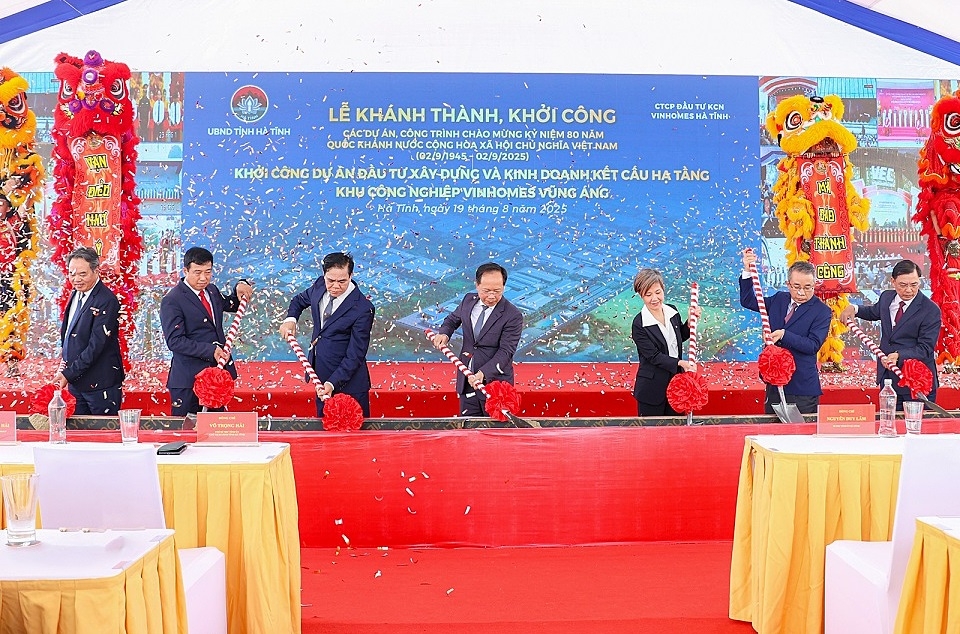 Các đại biểu thực hiện nghi thức khởi công dự án đầu tư xây dựng và kinh doanh kết cấu hạ tầng khu công nghiệp Vinhomes khởi công tại Vũng Áng, Hà Tĩnh.