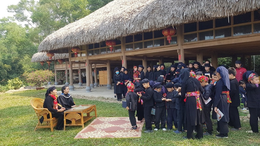 Từ khi du lịch phát triển và được Nhà nước đầu tư cơ sở hạ tầng, diện mạo Pù Luông thay đổi rõ rệt.