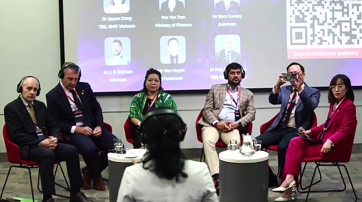 Các chuyên gia và khách mời thảo luận tại Diễn đàn Kinh doanh toàn cầu 2025.