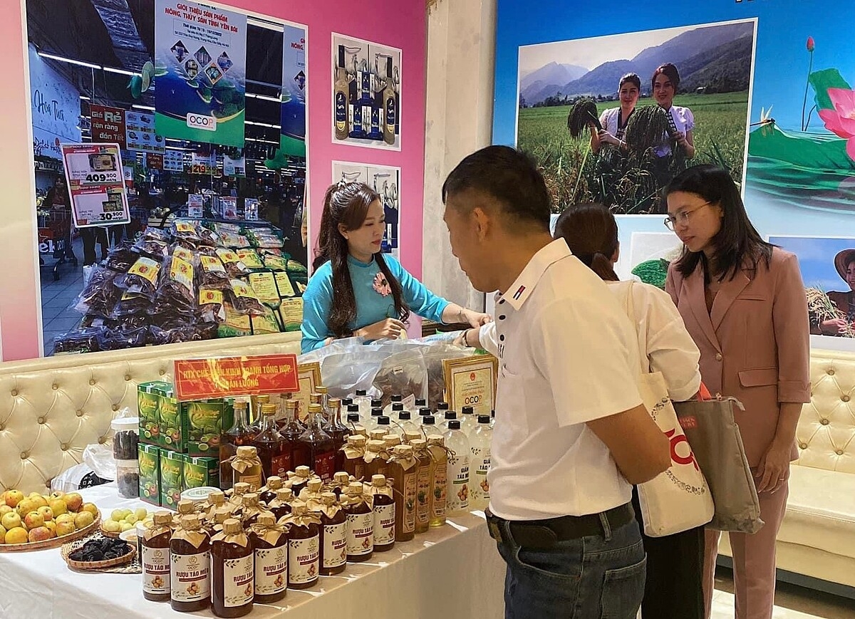 Thay vì bán sản phẩm tươi truyền thống, HTX Đoàn Lương đã chế biến trái sơn tra thành các sản phẩm như giấm, ô mai và mứt.