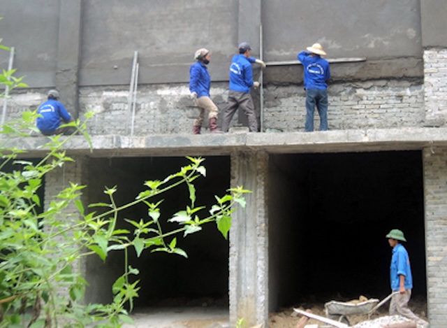 Công nhân HTX Thống Nhất thi công công trình.