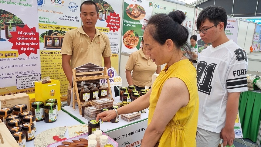 Khá nhiều HTX và các tổ hợp tác sản xuất đã chủ động tìm kiếm đầu ra cho sản phẩm qua các hội chợ và các sàn thương mại điện tử...