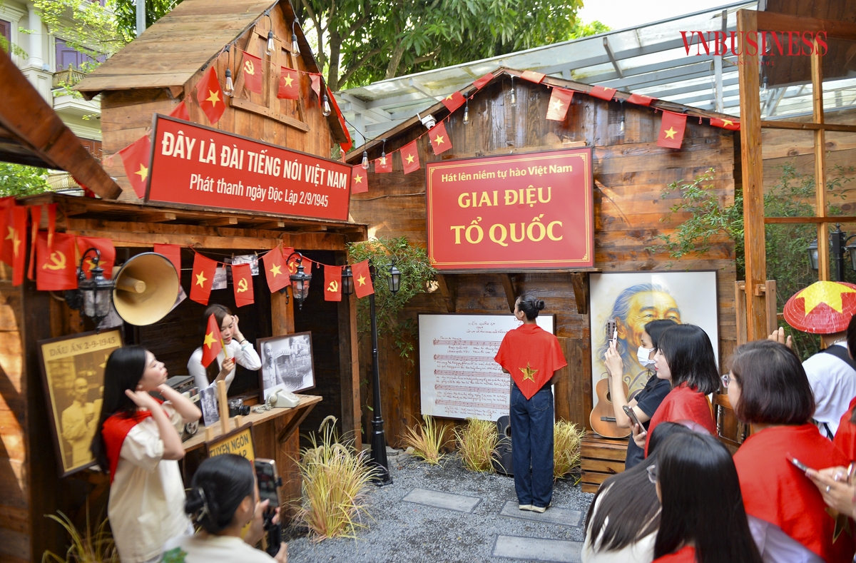 Quán cà phê nằm tại khu đô thị Dương Nội &lpar;TP Hà Nội&rpar; này đã trang trí không gian rực rỡ cờ đỏ sao vàng thu hút đông đảo du khách dịp kỷ niệm 80 năm Cách mạng tháng Tám và Quốc khánh 2/9.