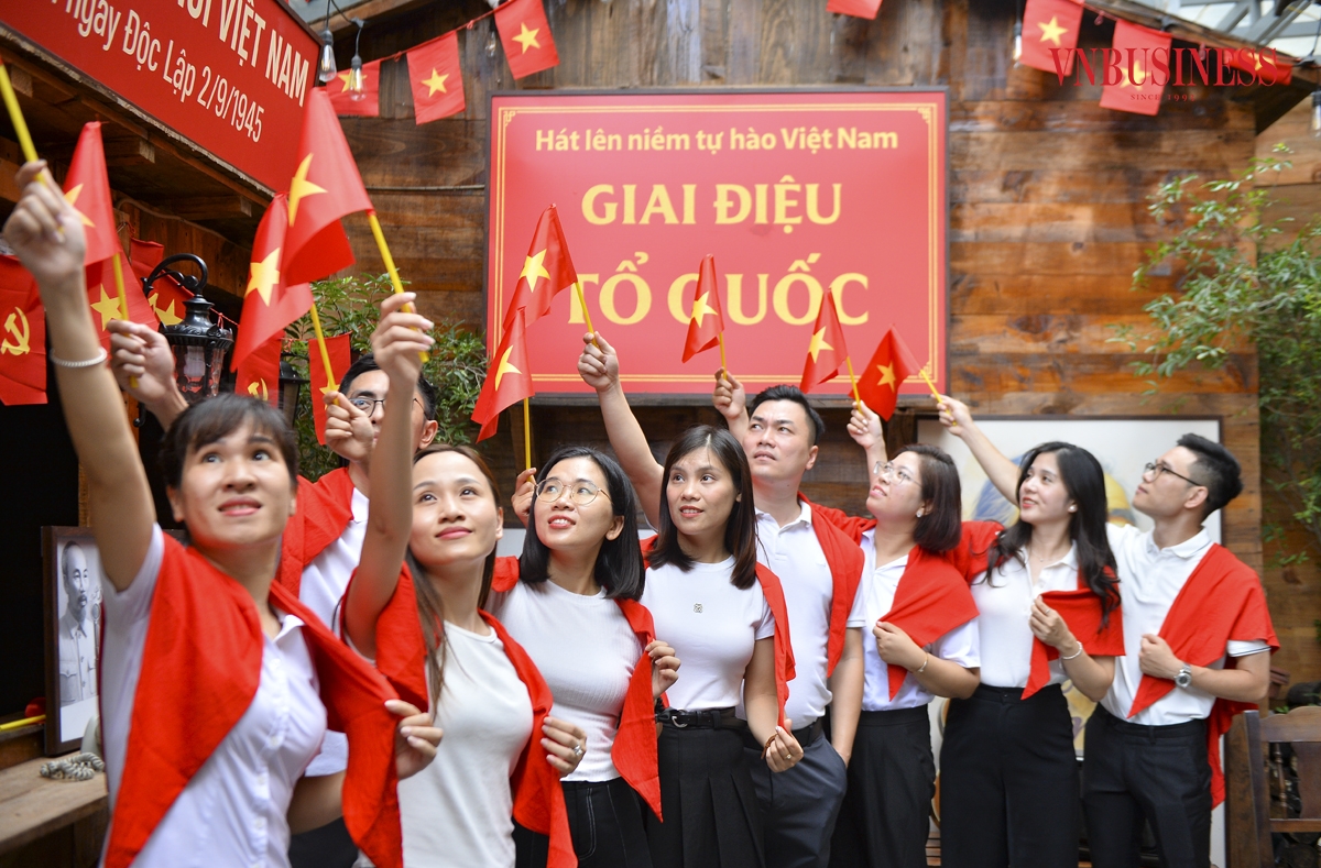 Phía bên trong, không gian quán được chia thành nhiều khu vực mang đậm dấu ấn của lịch sử, đáp ứng nhu cầu chụp hình của khách, nhất là khi dịp kỷ niệm 80 năm Quốc khánh 2/9 đang đến rất gần.