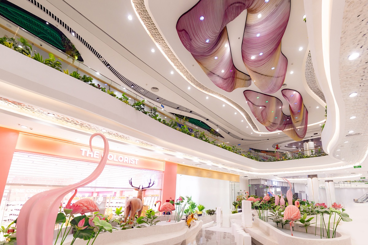 Không gian khu vườn nhiệt đới bên trong Vincom Mega Mall Ocean City.