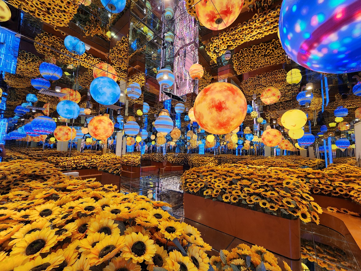 Triển lãm ánh sáng – Không gian check in hấp dẫn bên trong trung tâm thương mại.