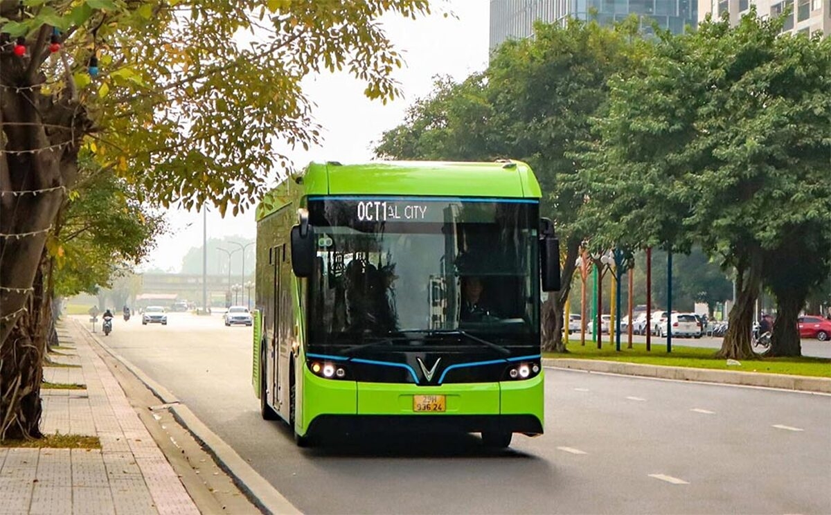 Hàng trăm chuyến xe VinBus hoàn toàn miễn phí di chuyển đến trung tâm thương mại mỗi ngày.