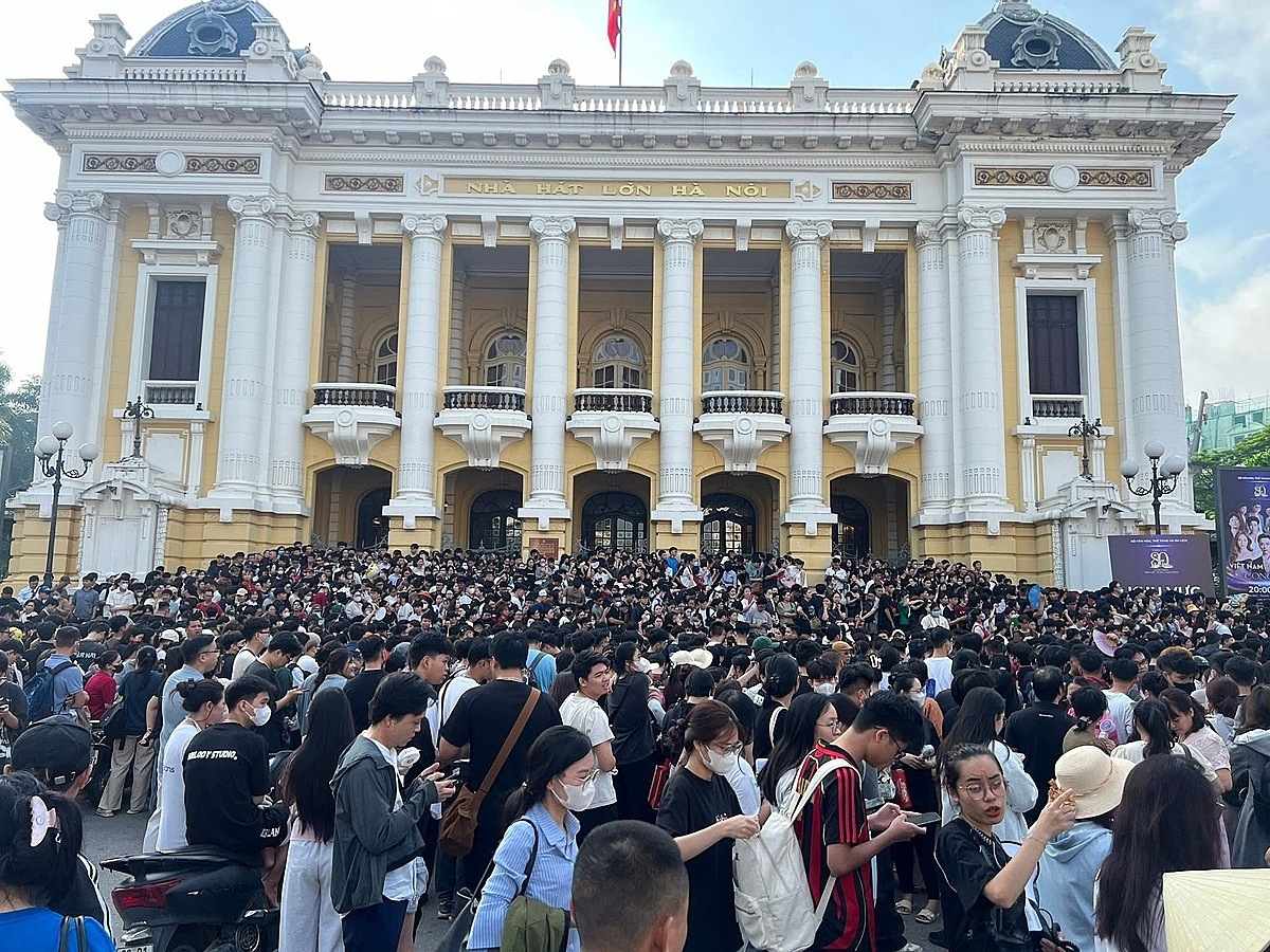 Hàng ngàn người đổ xô xếp hàng lấy vé.